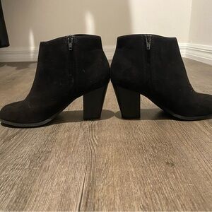 Old Navy Black Chelsea Ankle Boots